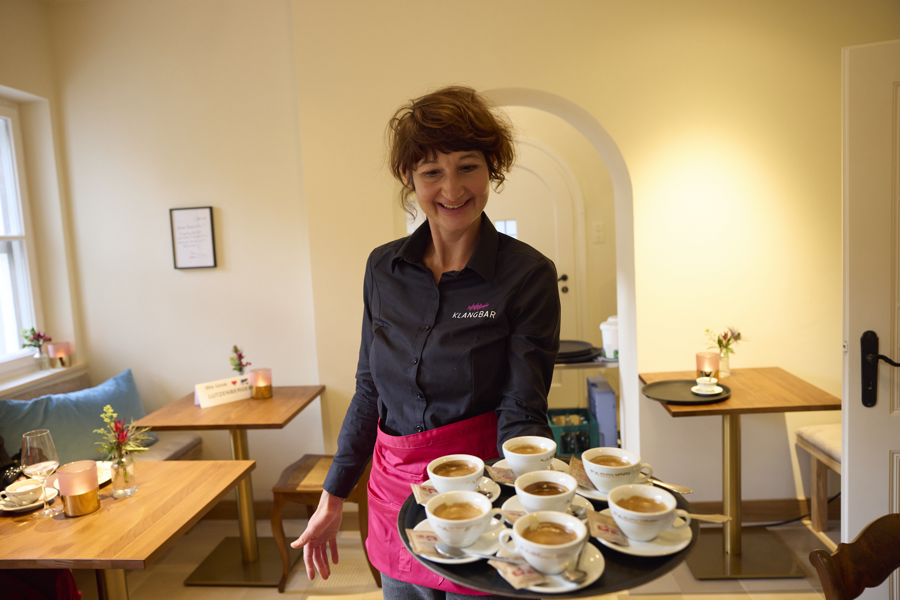 COMU_Klangbar Tablett mit Kaffeetassen